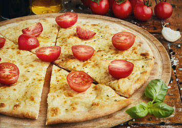 Produktbild Pizzabrot mit Tomaten und Käse überbacken